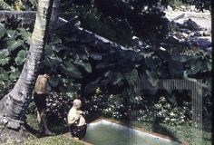 Homem em piscina