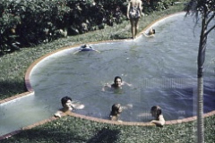 Pessoas em piscina