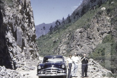 Pessoas em estrada