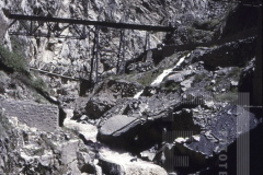 Rio sob montanha