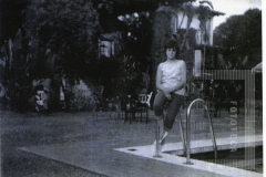 Mulher sentada perto de piscina