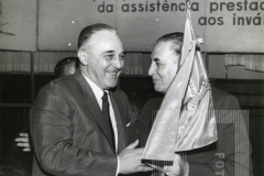 Cesar Salgado recebendo objeto