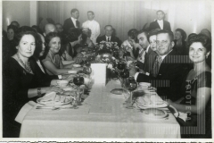 Cesar Salgado e pessoas em mesa
