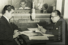 Cesar Salgado em estúdio de rádio