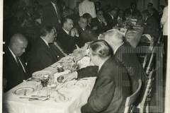 Cesar Salgado e pessoas em mesa