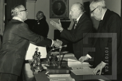 César Salgado cumprimentando homem