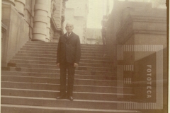 Cesar Salgdo na escadaria