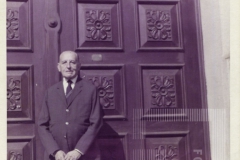 Cesar Salgado na frente do portão