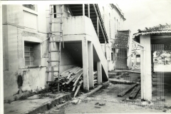 Área externa com escadas antes da reforma na escola Alfredo Pujol