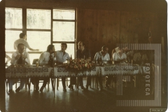 Homens sentados em uma mesa almoçando no evento