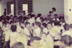 Crianças em merenda escolar