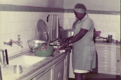 Cozinheira trabalhando em escola