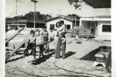 Mulher com crianças no parque