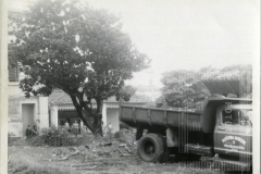 Grupo de pessoas observando obras da Praça Castelo Branco