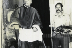 Pintor ao lado de quadro