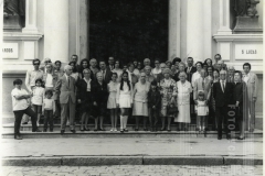 Grupo de pessoas posando em frente igreja