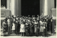 Grupo de pessoas posando em frente igreja