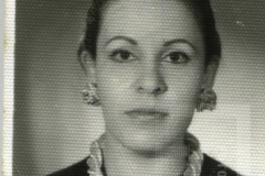 Mulher de brincos redondos