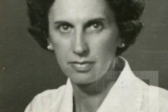 Mulher com colar de pérolas