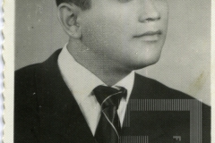 Homem de terno escuro