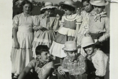 Crianças com roupa de festa junina