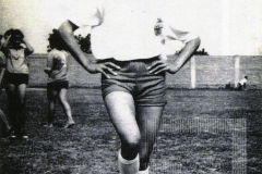 Mulher com uniforme esportivo