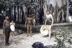 Mulher, crianças e jabutis