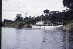Barco sobre rio