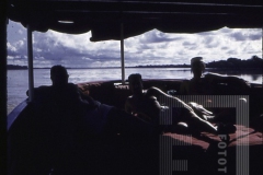 Homens deitados no fundo do barco