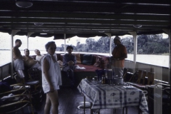 Grupo de pessoas em barco