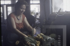 Mulher em mesa com frutas