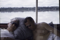Dois homens em barco