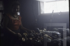 Mulher em mesa com frutas