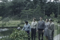 Pessoas e lago