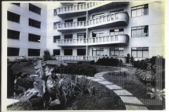 Prédio com jardim