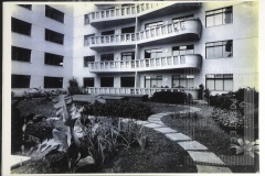 Prédio com jardim