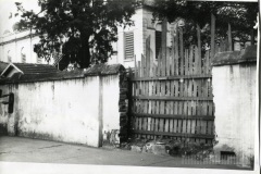 Portão de entrada da escola Alfredo Pujol antes da reforma