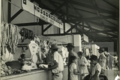 Pessoas no açougue do mercado municipal