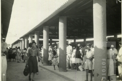 Pessoas andando no mercado municipal