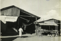 Mulher no mercado municipal