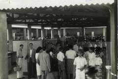 Pessoas andando no mercado municipal