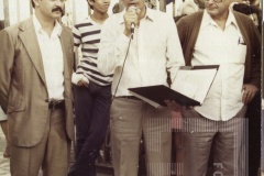 Homem fazendo discurso à frente da Igreja Matriz