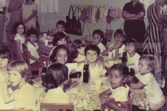 Grupo de crianças do Pré - Primário e adultos posados para a foto