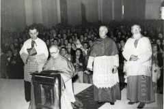 Padre em Missa