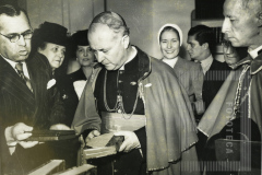 Padre em Missa