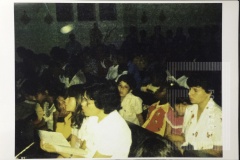 Pessoas sentadas na igreja