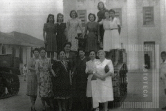 Mulheres em cima de Tanque de Guerra