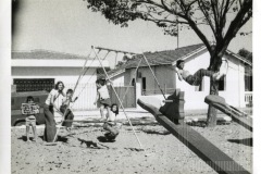 Mulher com crianças no parque