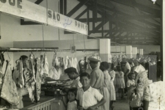 Pessoas fazendo compras no mercado municipal