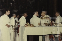 Padre em missa e festa de aniversário